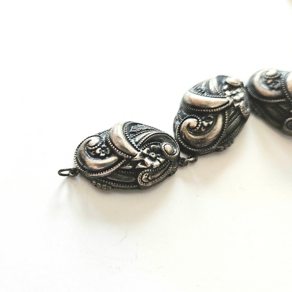 Floral Elegance: Art Deco Choker with Floral Motif - Picture 9 of 16